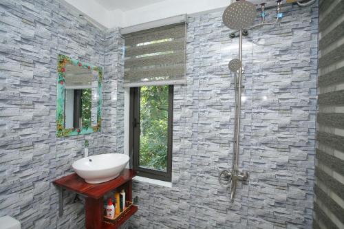 A bathroom at Phong Nha Mountain House