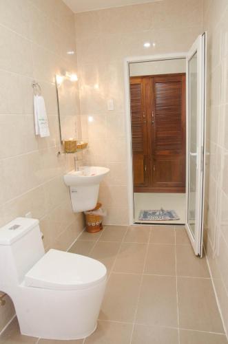 a bathroom with a toilet and a sink at Anna Nguyễn Bungalow in Phú Quốc