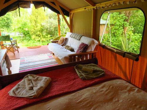 Ein Bett oder Betten in einem Zimmer der Unterkunft Omarama Oasis - Permaculture Glamping