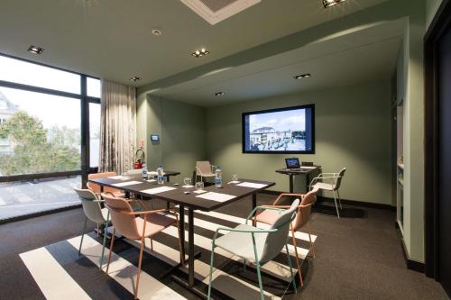 a conference room with a long table and chairs at Grand Hôtel Bristol in Colmar