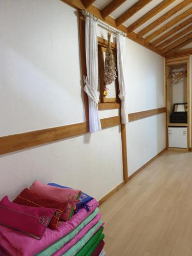 een kamer met een stapel dekens op de vloer bij Jeongga Hanok in Jeonju