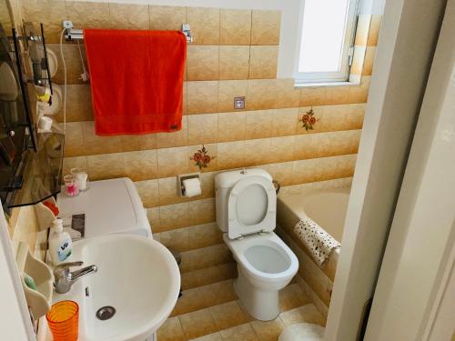 Bilik mandi di Small Apartment in Markopoulo center