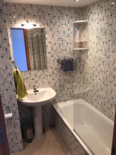 W łazience znajduje się umywalka i wanna. w obiekcie Penthouse, Casares del Sol, Malaga w mieście Casares