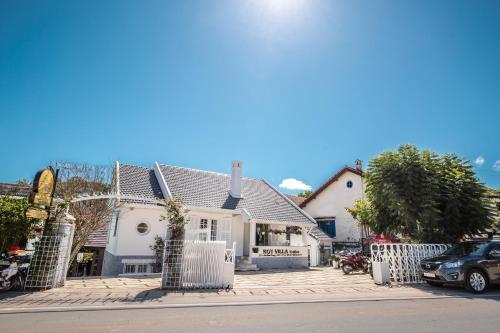 a white house with a fence in front of it at ROY VILLA COFFEE in Da Lat