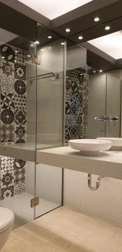 Een badkamer bij Athens Urban Visions Apartment