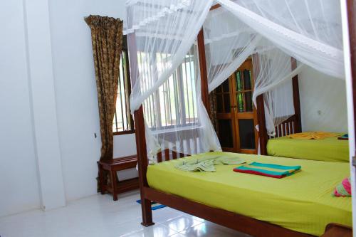 Tempat tidur dalam kamar di Resort Deepika Mirissa