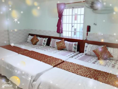 Un pat sau paturi într-o cameră la GOLD HOTEL