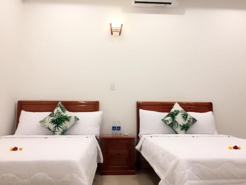 two beds sitting next to each other in a bedroom at CANH DUONG MOTEL in Lang Co