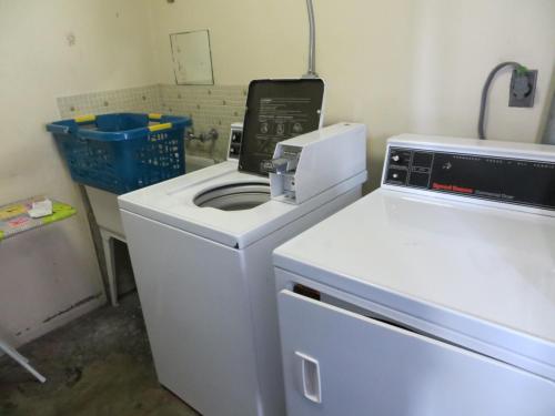a laundry room with a washing machine and a washer at Royal Pacific Motor Inn in San Francisco