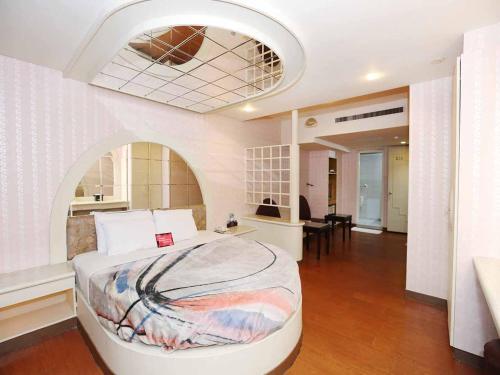 安平的住宿－米堤Motel-台南館，一间卧室,卧室内配有一张大床