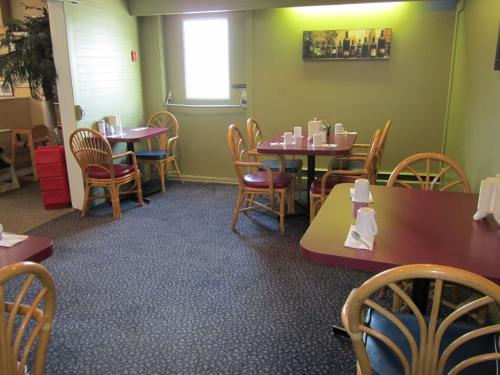 a restaurant dining room with tables and chairs at Wells Gray Inn in Clearwater