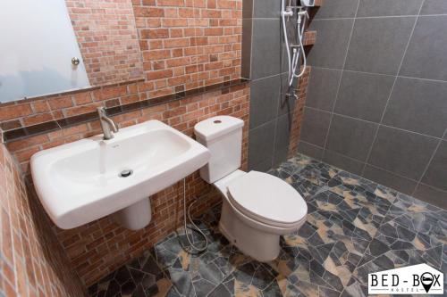 Koupelna v ubytování Bed Box