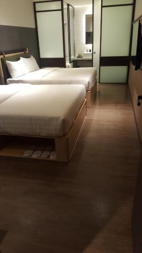 Una cama o camas en una habitación de City Suites - Main Station