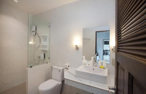 Un baño blanco con inodoro y lavabo. en Lux Family Villas Krabi Ao Nang, en Ao Nang Beach