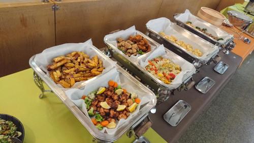 ホテルの敷地内または近くでの食事または食べ物