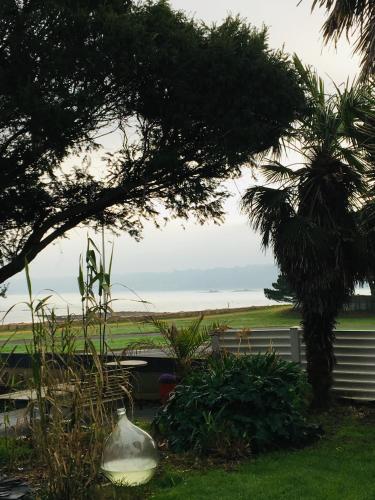 a view of the beach from the backyard of a house at Studio Vue Mer - Idéal Voyageur Solo, à Vélo, à Pied in Perros-Guirec