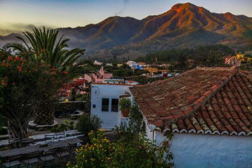 a view of a town with mountains in the background at Finca Cosmos in El Paso