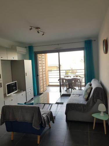 une chambre avec un lit et une vue sur un balcon dans l'établissement Super emplacement à Calvi, à Calvi
