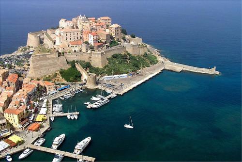 Vue panoramique sur l'établissement Super emplacement à Calvi