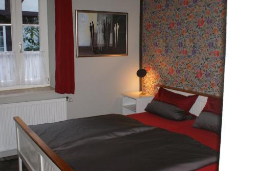 ゴスラーにあるFerienwohnung Goselagerのベッドルーム1室(赤い毛布付きのベッド1台付)