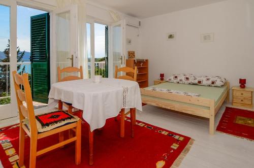 sala de estar con mesa y cama en Holiday Home Lovište en Lovište