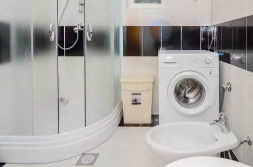 ロヴィステにあるHoliday Home Lovišteのバスルーム(トイレ、洗濯機付)