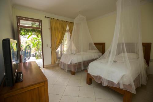 A bed or beds in a room at Toba Village Inn