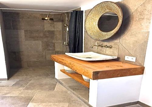 une salle de bain avec un lavabo et un miroir dans l'établissement Villa Reve de Sud, aux Issambres
