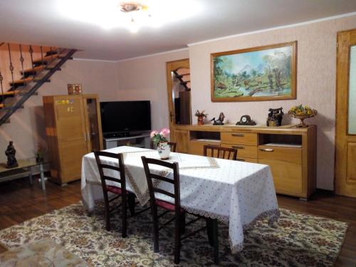 a dining room with a table and some chairs at 2Rivers in Săsciori