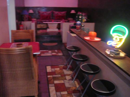 una cocina de juguete con una barra con taburetes en un mostrador en Riad La Villa & Spa, en El Jadida