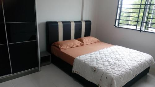 Ένα ή περισσότερα κρεβάτια σε δωμάτιο στο HD GUEST HOUSE KUANTAN