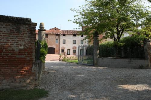 an entrance to a house with a brick fence at Corte Ramedello in Cerea