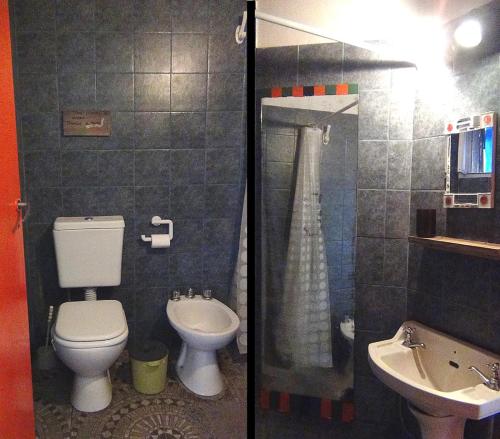 un baño con inodoro y lavabo en Complejo la Cuevita, en Mar del Sur