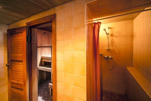 y baño con ducha a ras de suelo y lavamanos. en Alexi Villa en Tallin