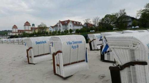 ビンツにあるFerienwohnung mit Balkon im Ostseeの砂浜のビーチチェア一列