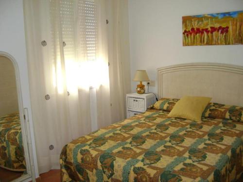 トロクス・コスタにあるAMPLIO Y AGRADABLE APARTAMENTO WIFI GRATISのベッドルーム(キルト付きのベッド付)