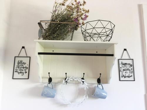 Vintage apartments في كوبريفينيس: رف به ثلاث طيور على جدار به زهور