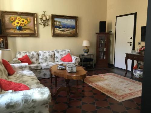 salon z kanapami i stołem w obiekcie Casa Venezia w Rapallo