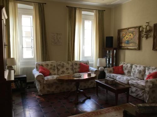 salon z 2 kanapami i stolikiem kawowym w obiekcie Casa Venezia w Rapallo