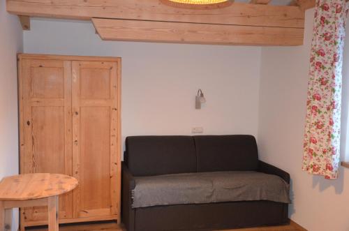 a room with a bed and a wooden cabinet at Ferienwohnung Garber in Uderns