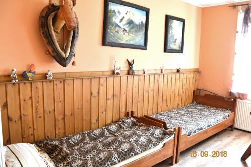 Posto letto in camera con parete in legno. di Bylinka a Trzcińsko Zdrój