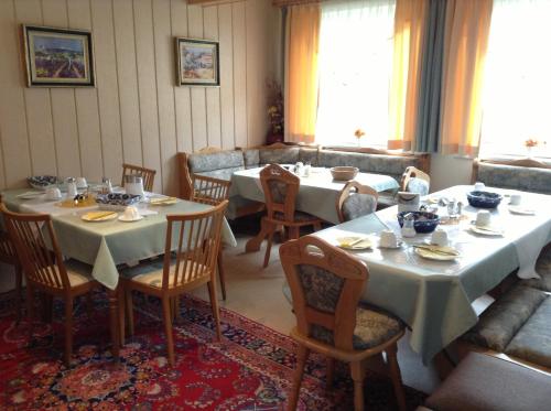 Ein Restaurant oder anderes Speiselokal in der Unterkunft Gästehaus Renate 