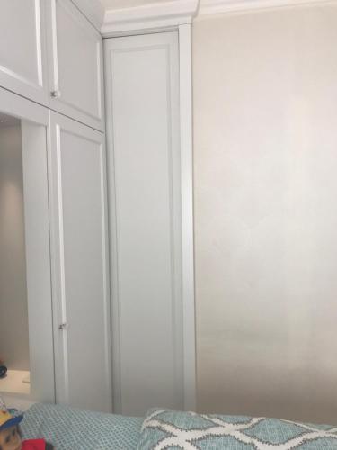 a bedroom with white closet doors and a bed at Avenida Las Heraas in Buenos Aires