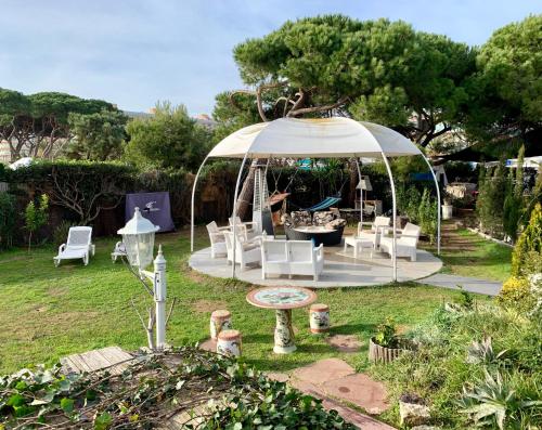 Κήπος έξω από το Boutique home the beach