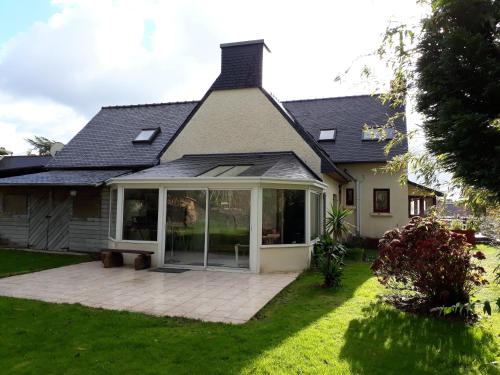 a house with a large screened in porch at La maison de Keralies in Pleumeur-Bodou