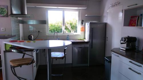 a small kitchen with a sink and a window at La maison de Keralies in Pleumeur-Bodou