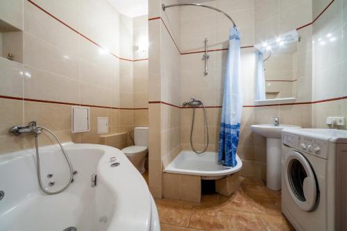 y baño con bañera, aseo y lavamanos. en Apartments near Khreshchatyk-Absolut, en Kiev