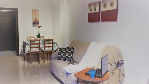 マラガにあるMarialのリビングルーム(ソファ、ノートパソコン付きテーブル付)