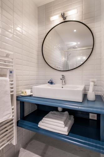 a bathroom with a sink and a mirror at Résidences Alticimes in Brides-les-Bains