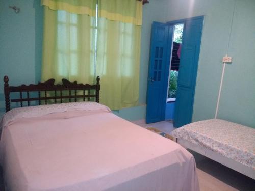 Un pat sau paturi într-o cameră la Casa de Temporada das Mangueiras